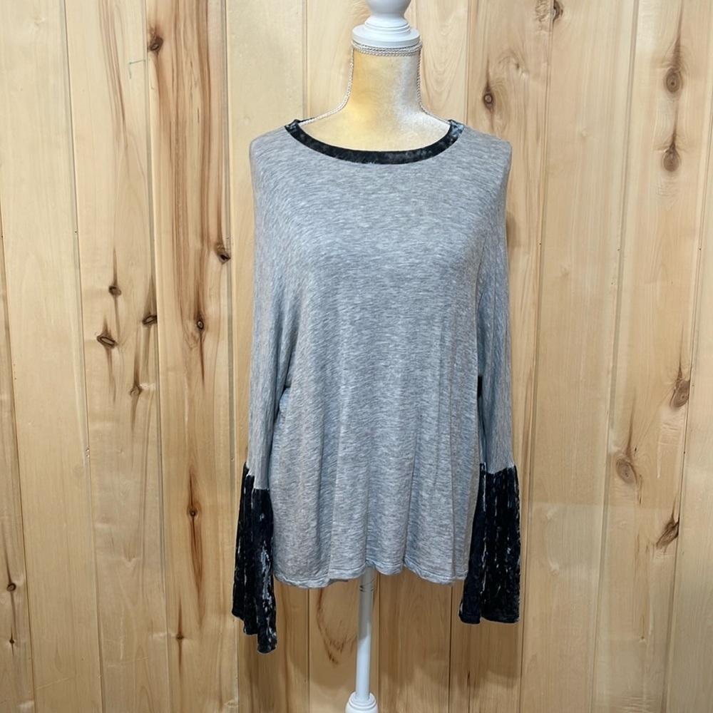 Hummingbird Gray and Teal Velvet Bell Sleeve Top Size L‎